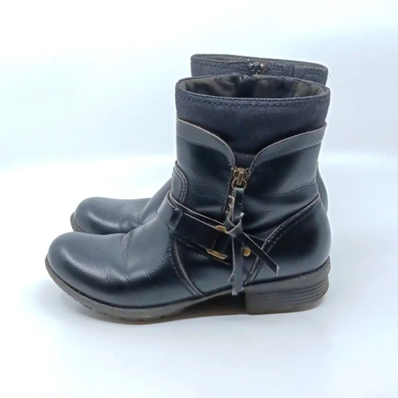 Clarks Black Ankle Boots W/ Dual Zipper Design - Picture 9 of 13